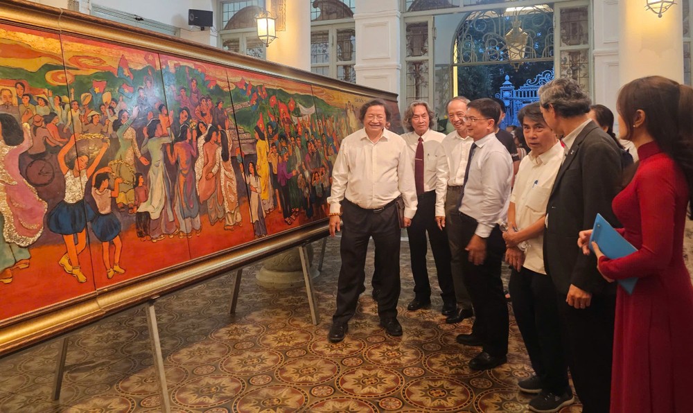 「胡志明市50年统一、建设与发展」美术展开幕