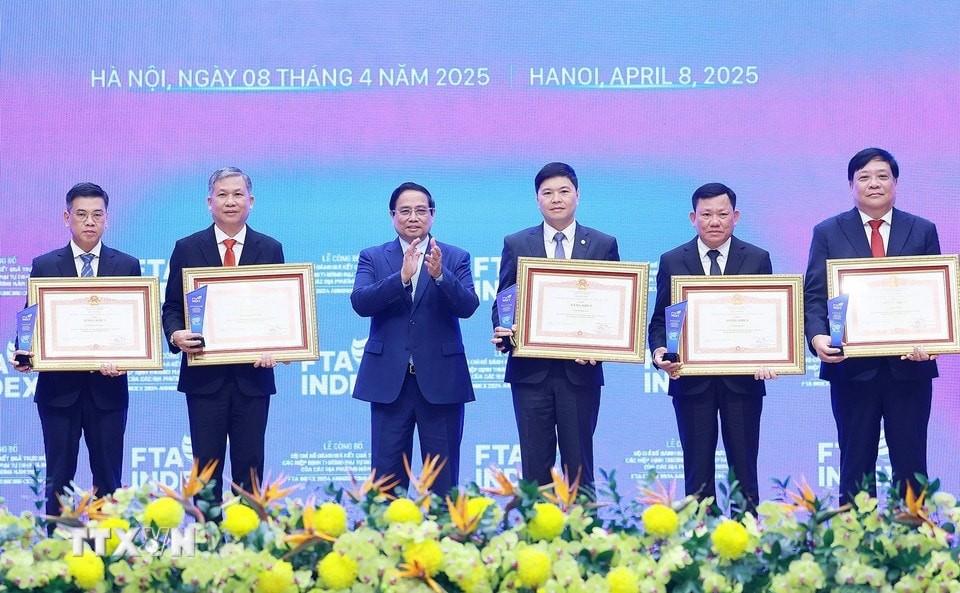 政府总理范明政向各省市代表颁发奖状。