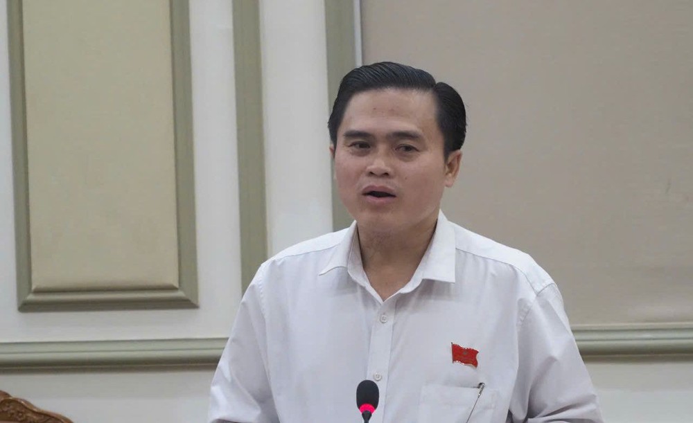 市人民议会所属文化与社会委员会主任高青平在会议上发言。（图：秋心）