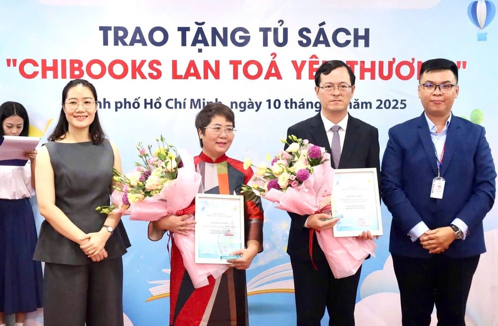 越美学校领导向Chibooks和中国驻本市总领馆赠送感谢状。