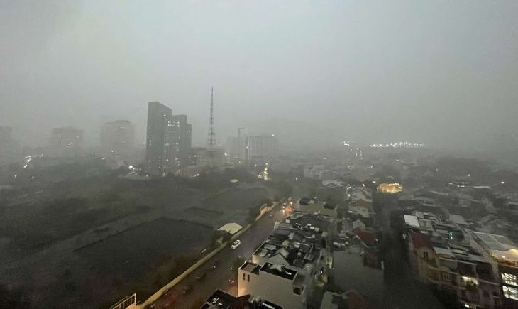 守德市乌云暴雨遮天。