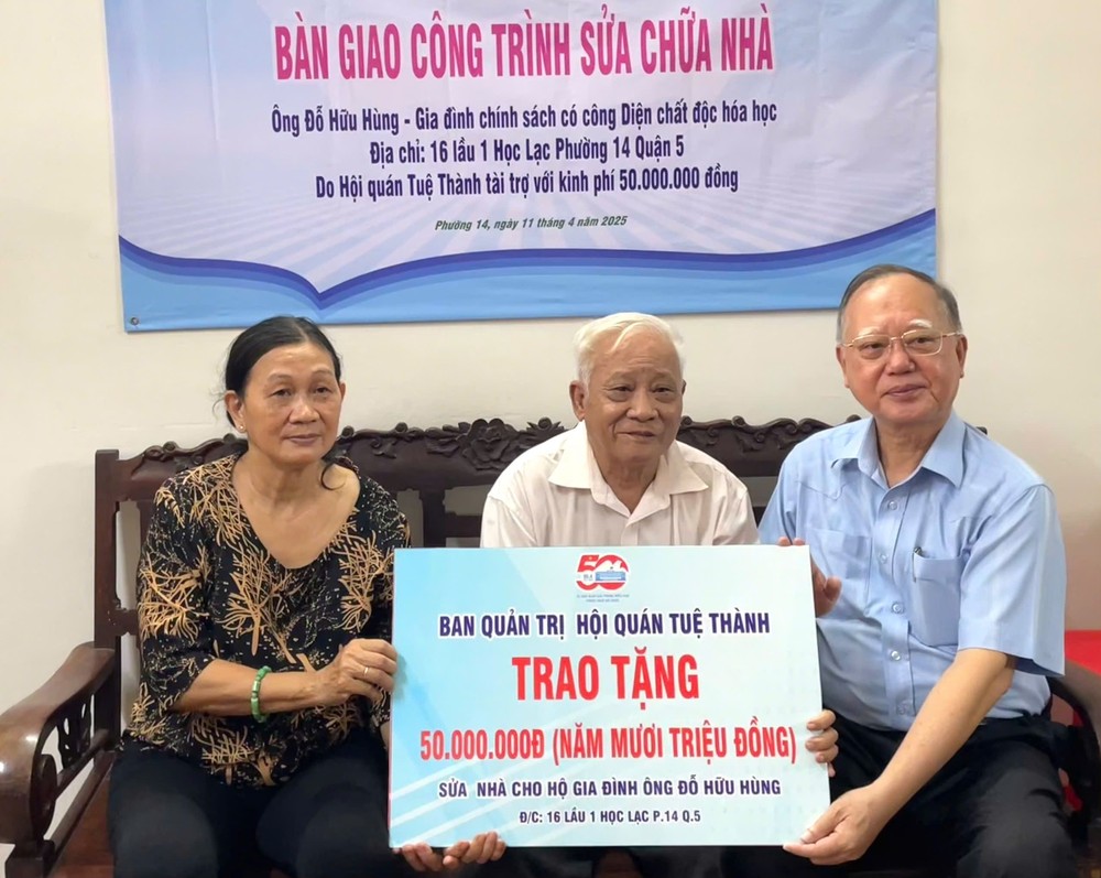 第五郡红十字会和第十四坊领导和穗城会馆理事长卢耀南向荣军杜友雄移交修缮“红十字屋”工程。