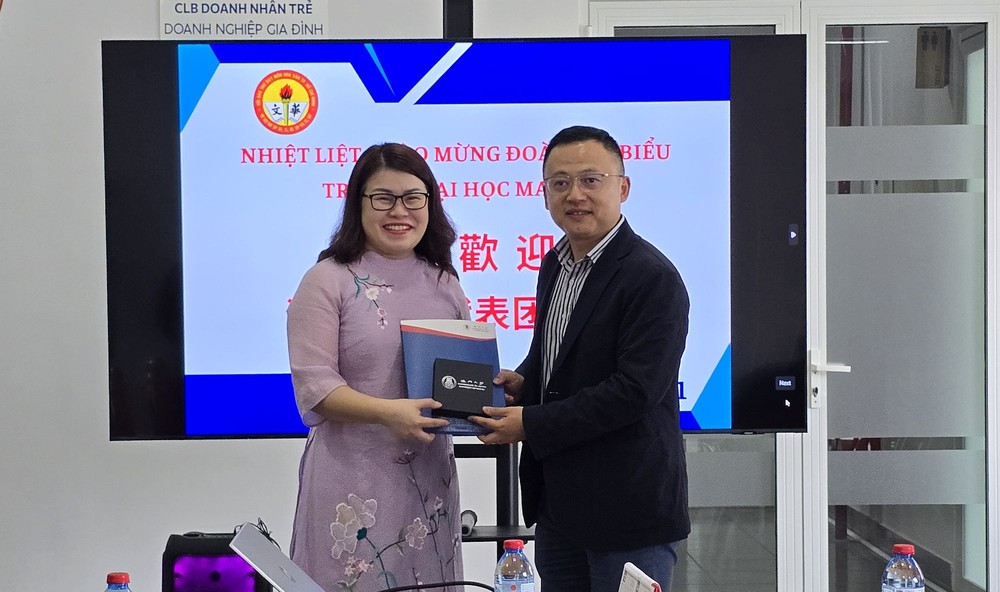 两单位互赠纪念品。