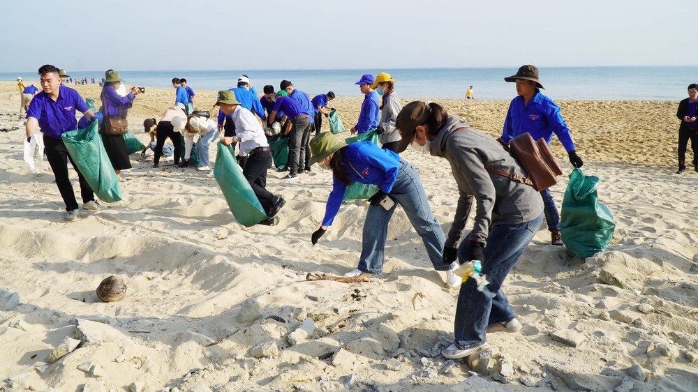 顺化市年轻共青团员们在海滩上清理垃圾。