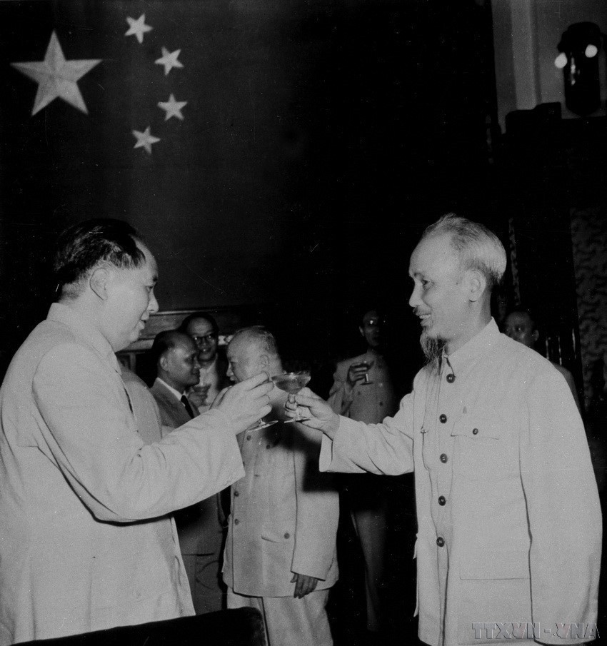 毛泽东主席为正在对中国进行正式访问的胡志明主席及越南政府代表团举行招待会（北京，1955年7月8日）。（图：越通社）