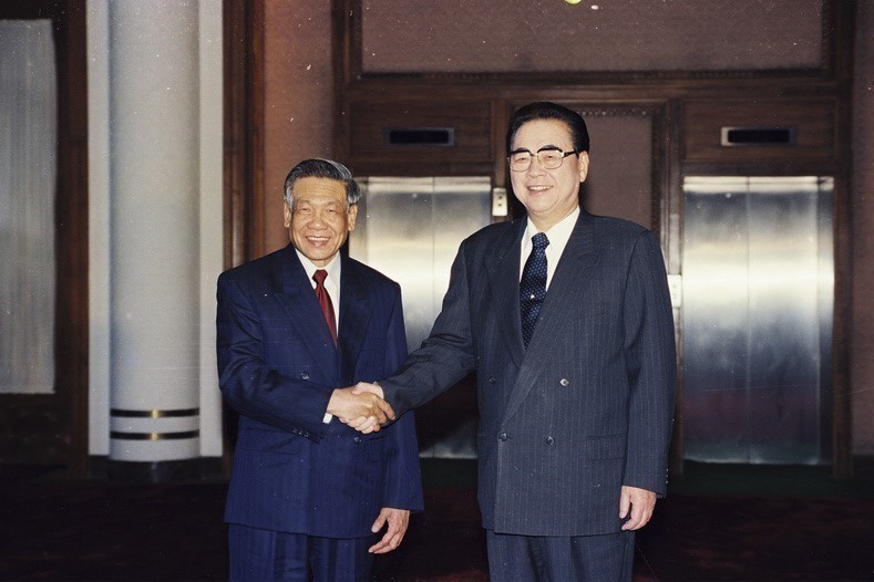 在1999年2月，越南共产党中央总书记黎可飘访问中国期间，双方确定了21世纪推动两国关系发展的16字方针：“睦邻友好，全面合作，长期稳定，面向未来”。图为：黎可飘总书记与中共中央政治局常委、全国人大常委会委员长李鹏举行会谈（1999年2月26日）。（图：越通社）