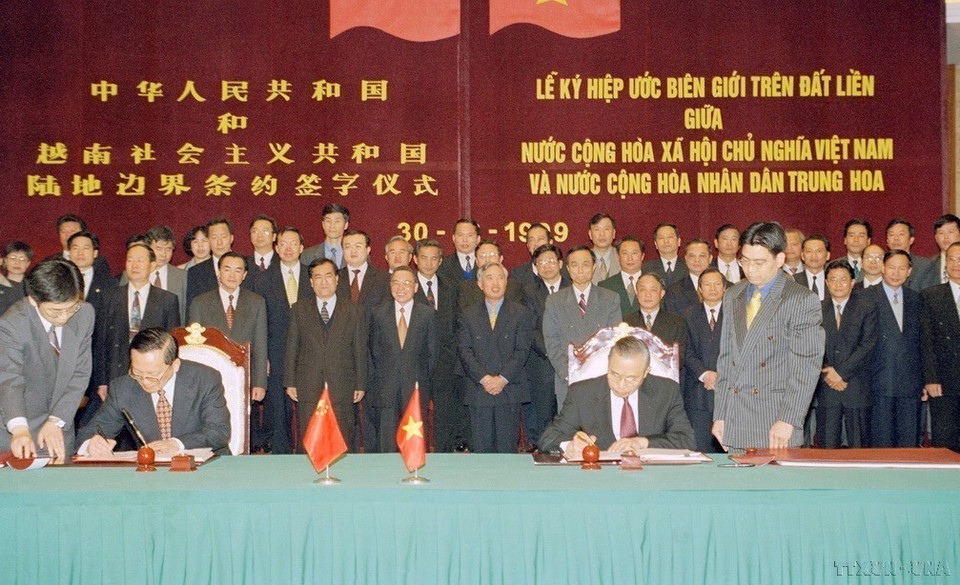 越南政府副总理、外交部长阮孟琴与中国外交部长唐家璇签署越中陆地边界条约（河内，1999年12月30日）。（图：越通社）