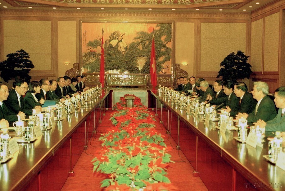 2000年12月，越南和中国签署关于《新世纪全面合作的联合声明》，为深化两国各个领域合作关系发展指明方向。图为：中国国家主席江泽民同正在对中国进行正式访问的越南国家主席陈德良举行会谈（北京，2000年12月25日）。（图：越通社）