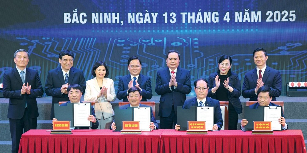 国会主席陈青敏见证北宁省人委会与各单位的合作《备忘录》签署仪式。