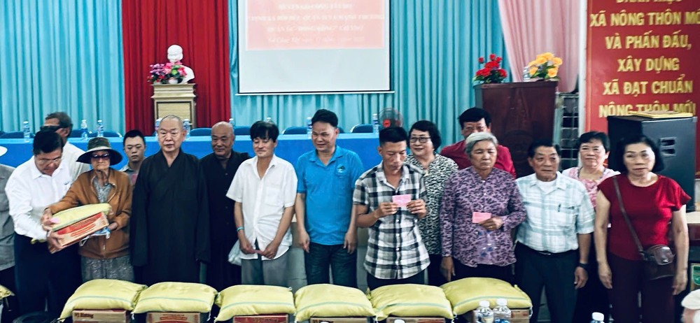 华人佛教正代表释慧功和尚、培德精舍最高顾问倪耀茂、澳洲悉尼越侨和香港爱心人士代表给橙剂受害者、视障者赠送礼品后合摄。