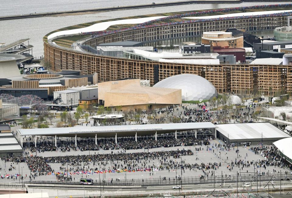 大阪‧关西世博会正式开放，入口前排起长队。（图：共同社）