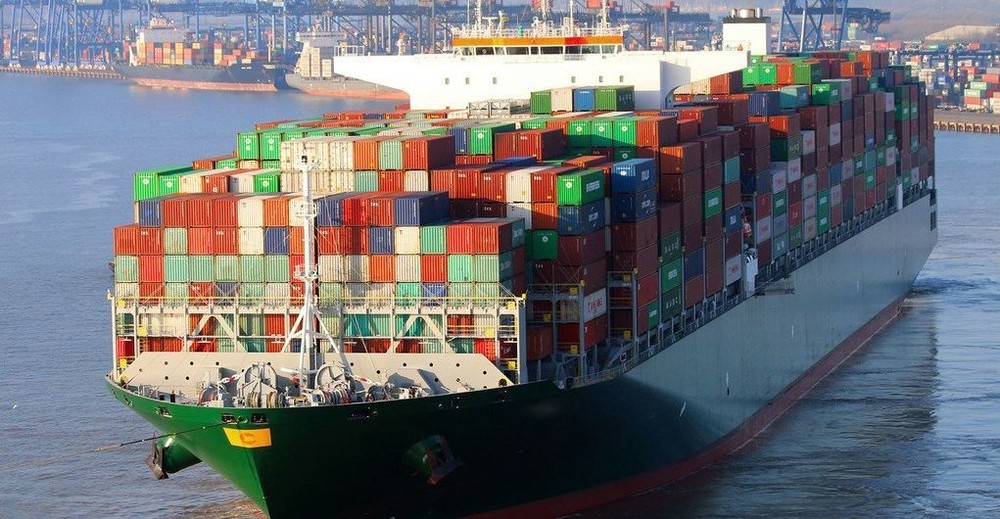 集装箱船在港口卸下货物。（图：国际海事组织）