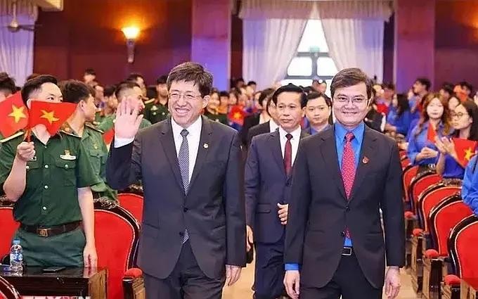 中国共青团中央书记处第一书记阿东与越南共青团中央执委会第一书记裴光辉出席第二十四届越中青年友好会见活动。（图：VTV）