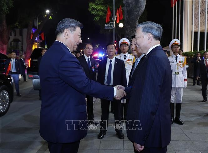 党中央总书记苏林与国家主席梁强迎接中共中央总书记、中国国家主席习近平。（图：越通社）