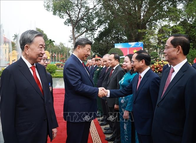 苏林总书记向习近平总书记、国家主席介绍越南高级代表团成员。（图：越通社）