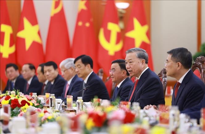 苏林总书记与越南高级代表团。（图：越通社）