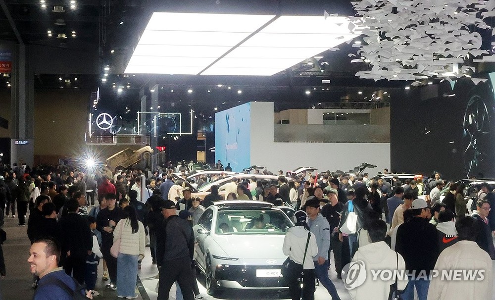 访客们在2025首尔移动出行展上参观新车。（图：韩联社）