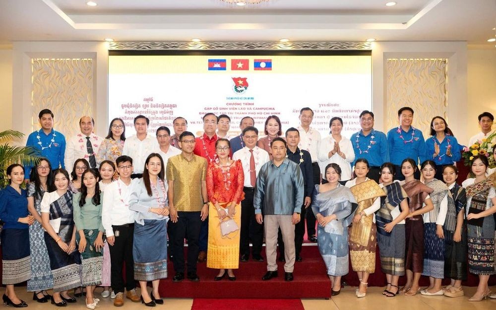 市领导与老挝、柬埔寨大学生会晤上合照留念。