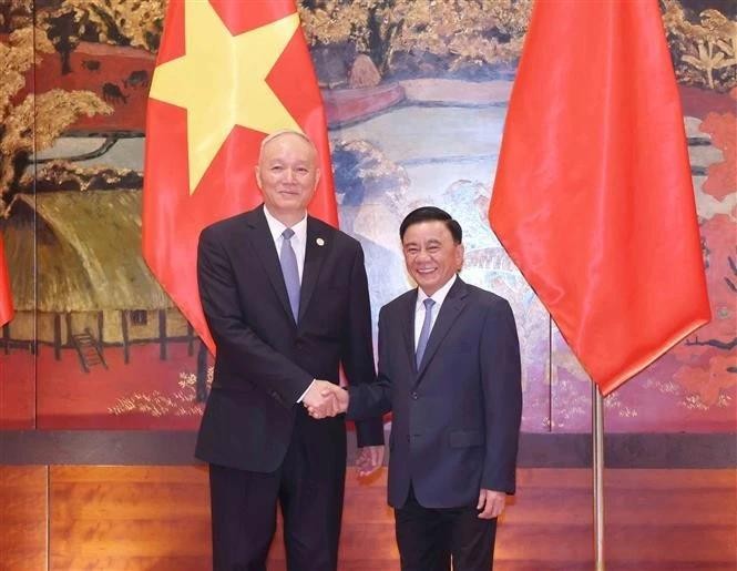 党中央政治局委员、中央书记处常务书记陈锦秀（右）与中共中央政治局常委、中央书记处书记蔡奇。（图：越通社）