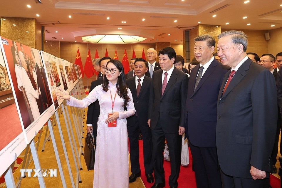 党中央总书记苏林、国家主席梁强和中共中央总书记、中国国家主席习近平及代表们参观“越中建交75周年”图片展。（图：越通社）