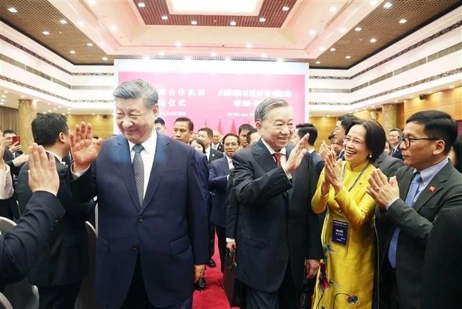 党中央总书记苏林，国家主席梁强与中共中央总书记、国家主席习近平，以及越中两国两党众多高级领导人出席越中人民联欢。（图：越通社）