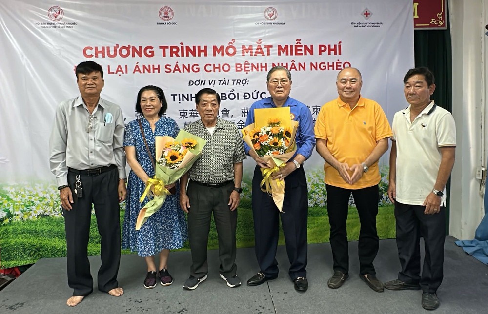 培德精舍与澳洲越侨善心人代表接受仁和分会献花致敬。