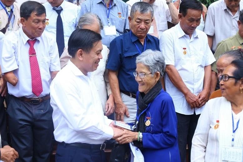 内务部建议各省、中央直辖市人委会主席关照指导职能机关加大宣传工作力度，旨在弘扬各阶层人民，尤其是年轻一代爱国传统与“饮水思源”的道理，促使众人深切意识与诚挚铭记历代英雄烈士与对国家有功者在为民族解放、国家统一事业的巨大功劳。（图：VGP）