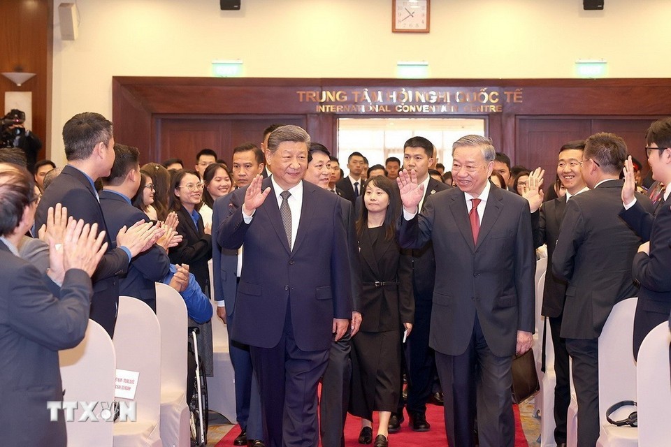 党中央总书记苏林、国家主席梁强与中共中央总书记、中国国家主席习近平出席越中人民友好交流联欢。（图：越通社）