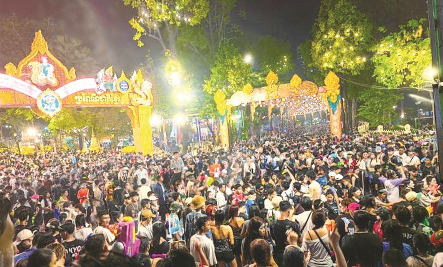 4月14日晚，柬埔寨首都金边市塔仔山公园人潮汹涌。（图：中新社）