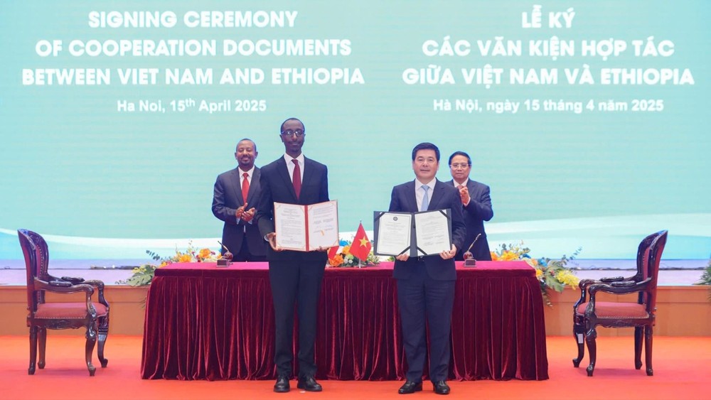 越南与埃塞俄比亚合作文件协议签署仪式。
