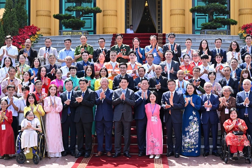 国家主席梁强（前中）同与会代表在主席府前合影留念。（图：越通社）