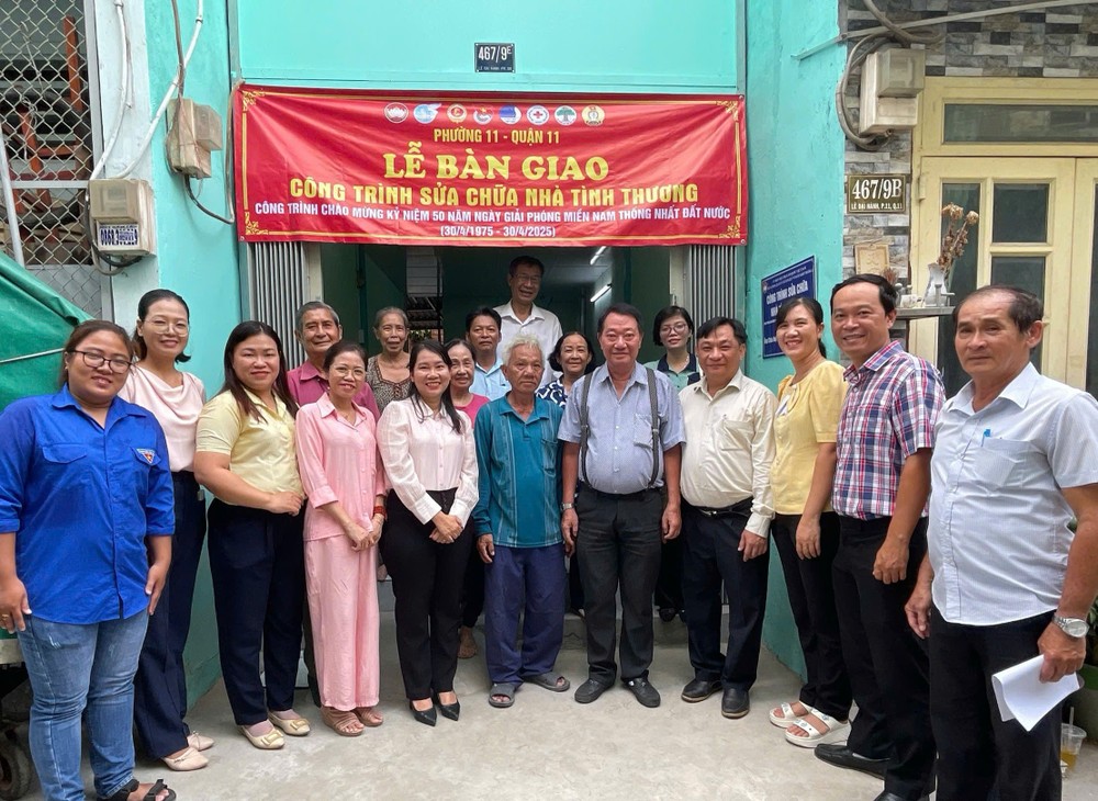 郡、坊领导与庆云南院住持周华邦向阮文贵一户移交“温情屋”工程。