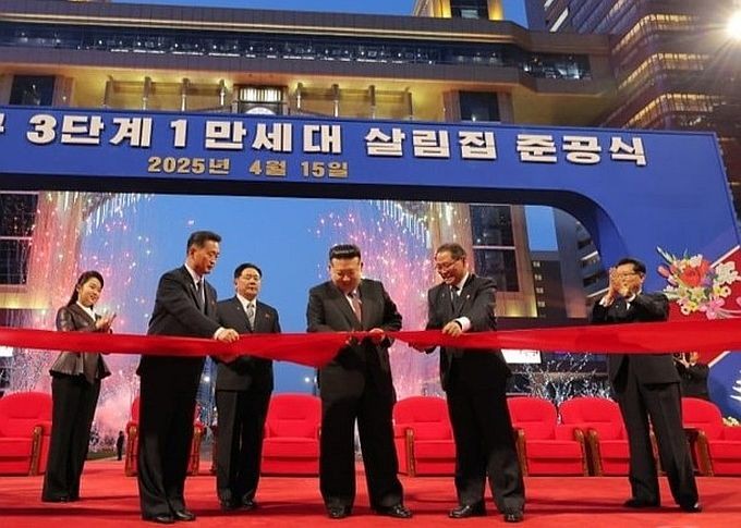 金正恩为项目竣工剪䌽，金主爱(左一)在旁拍手。（图：朝中社）