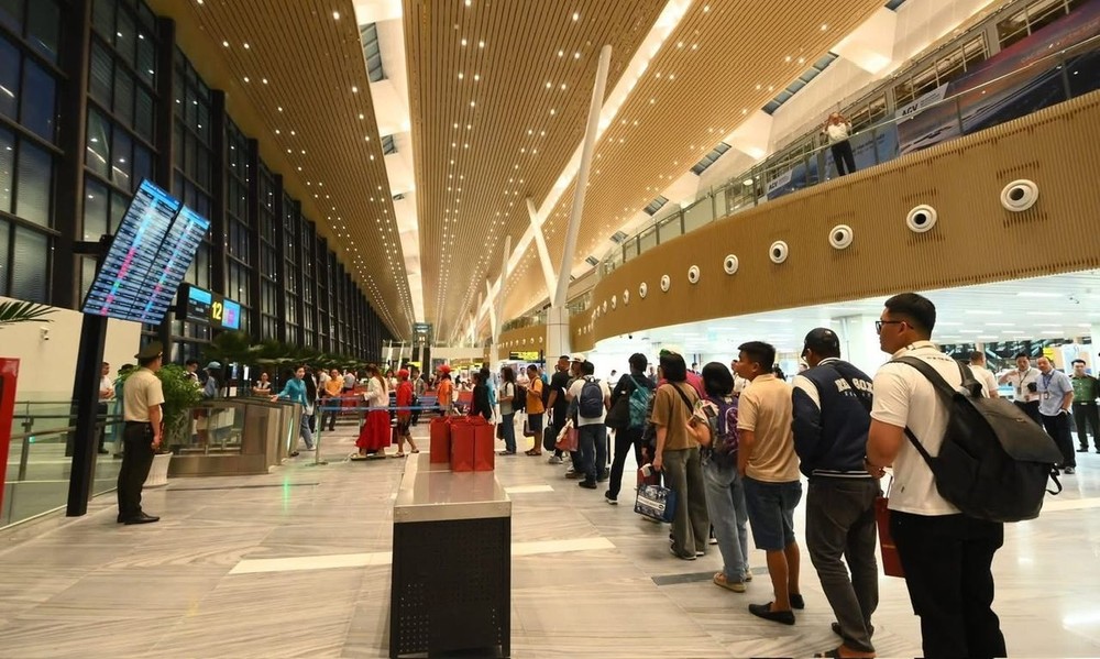 乘客在现代航站楼办理登机手续。