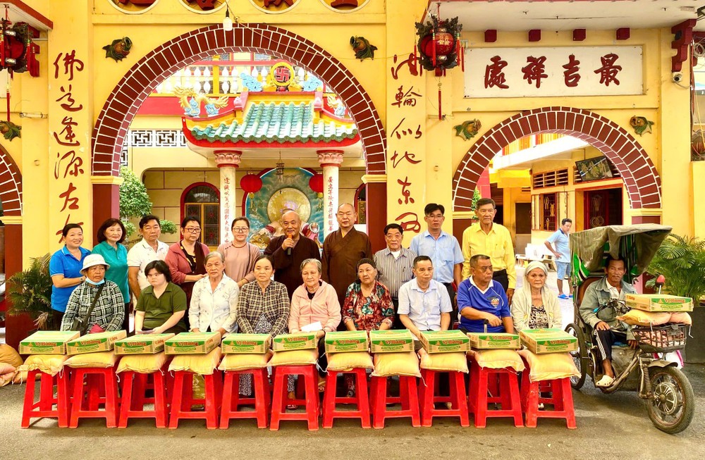 热心人士关怀弱势群体