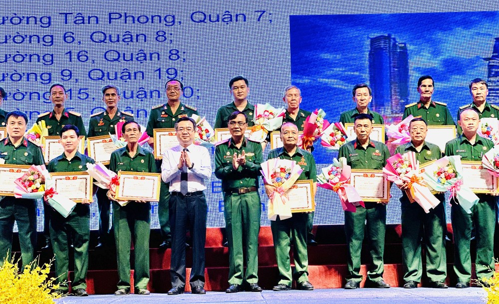 市委常务副书记阮青毅表彰模范退伍军人。