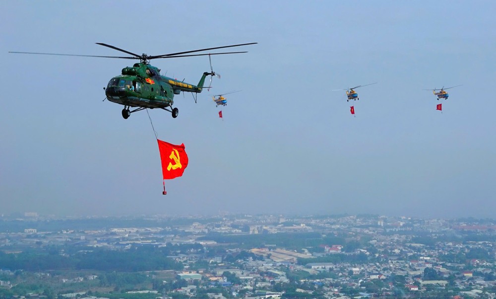 916直升机空军团的7845号Mi-17直升机悬挂党旗，其后3架Mi-171直升机悬挂国旗和党旗。（图源：梅青海）