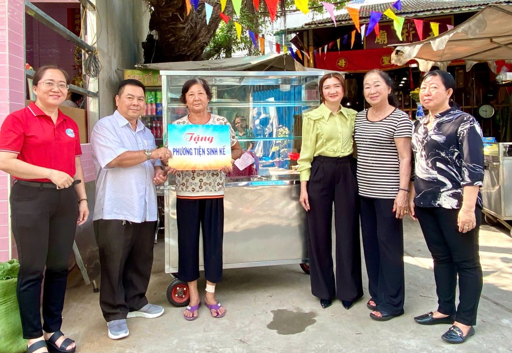 第一坊各部门领导与丁文森先生（左二）向阮春柳女士赠送咖啡车。