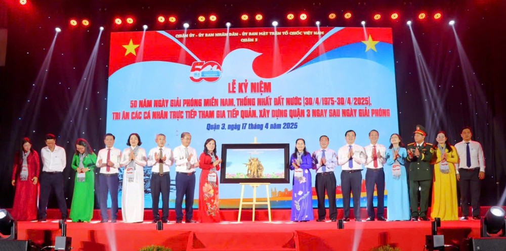 阮氏丽同志同与会代表在纪念仪式上赠送纪念品。