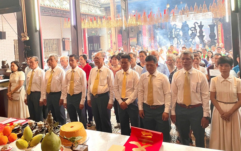 穗城会馆理事会举行祭拜仪式。