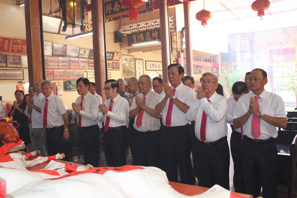 海南会馆理事会进行祭拜仪式。