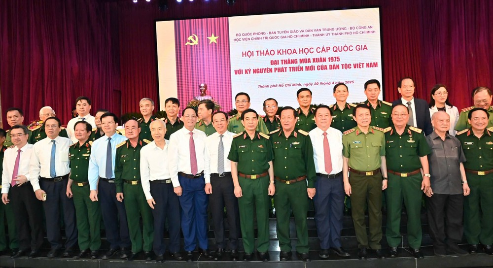 中央宣教与民运部长阮仲义和与会代表合照。