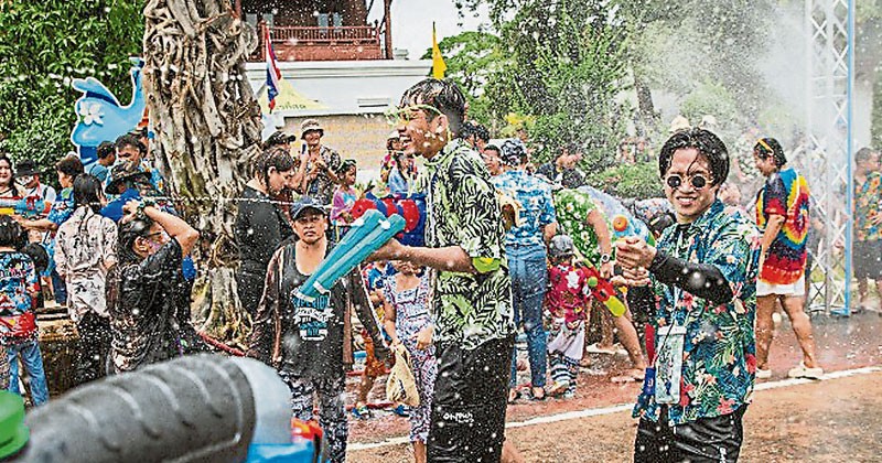  每年泼水节，泰国都吸引大量游客参与狂欢。（图：互联网）