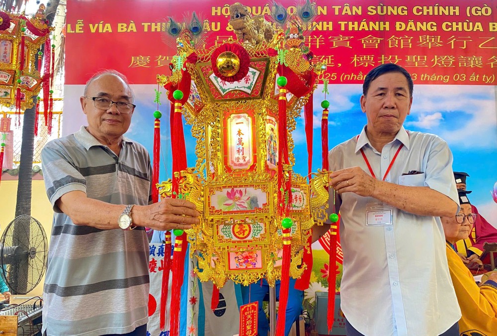 群宾会馆主席曾文良（右）移交《一本万利》圣灯，由曾广湛代灯主曾庆君接领。