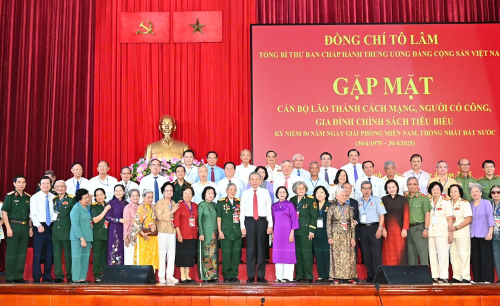 党中央总书记苏林与革命老前辈干部、有功者与优抚政策家庭模范代表合影。