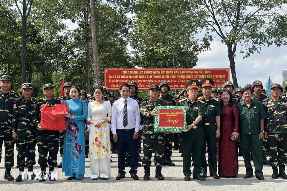 平阳省领导、军事指挥部向老挝人民军代表团赠送礼物。