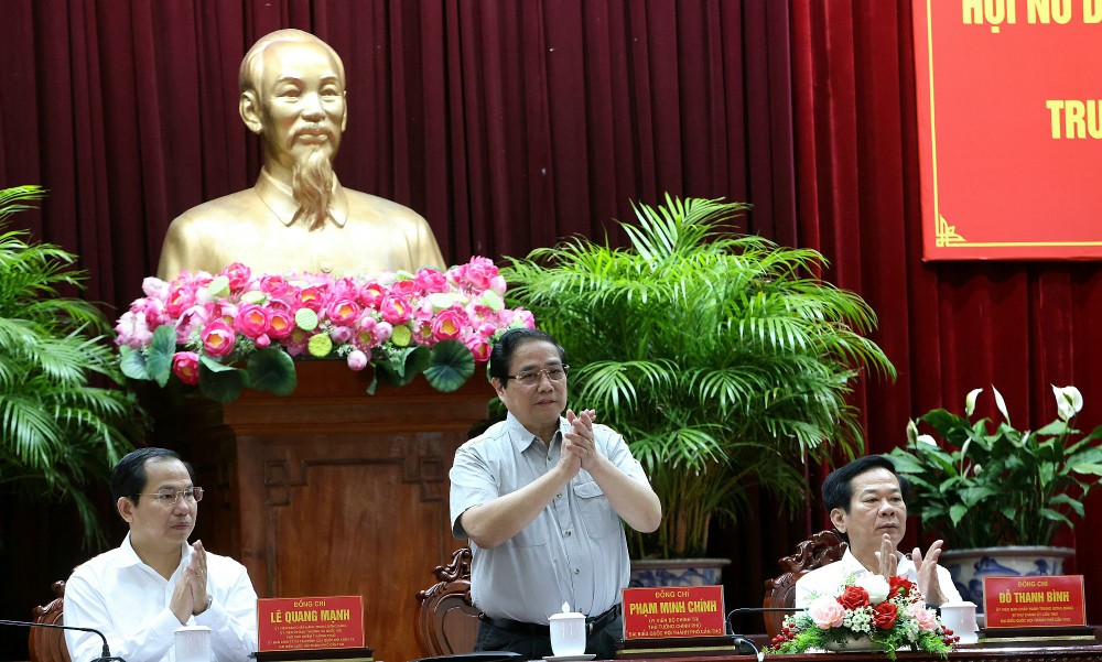 政府总理与芹苴企业选民接触