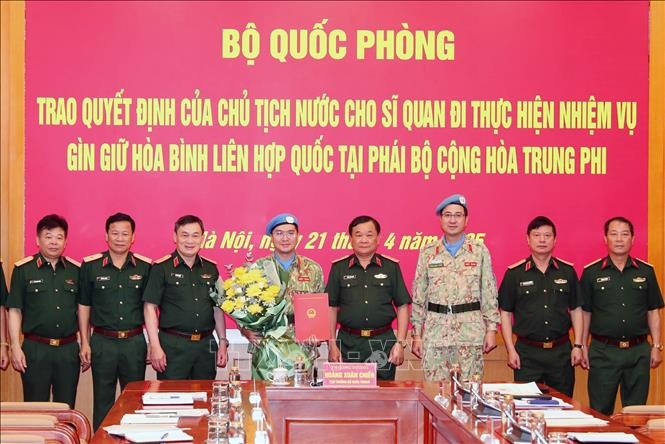 向赴中非维和军官颁发《决定》