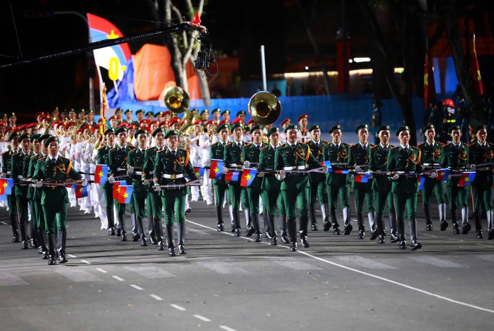 参加4月22日晚联合彩排的越南人民军军官方队。