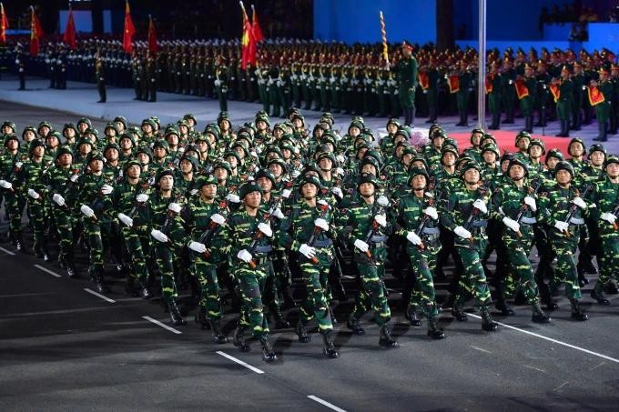 武装力量方队联合彩排，为庆祝活动做好准备。（图：青松）